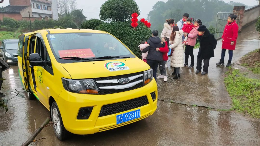大学就业难?专家建议:去基层、去工厂