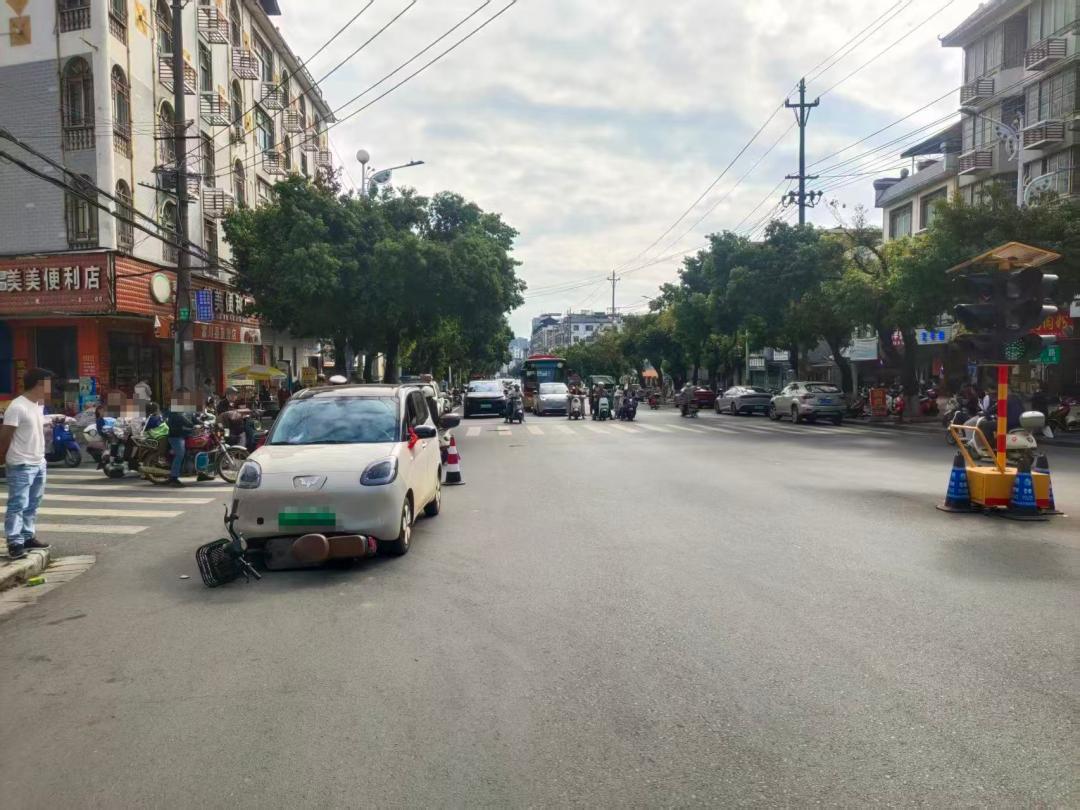 14岁骑车带人撞上半挂车,这些未成年人事故案例要警惕