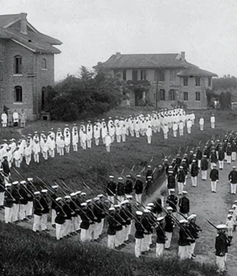 大学军训越来越硬核:步坦协同、火箭筒都来了