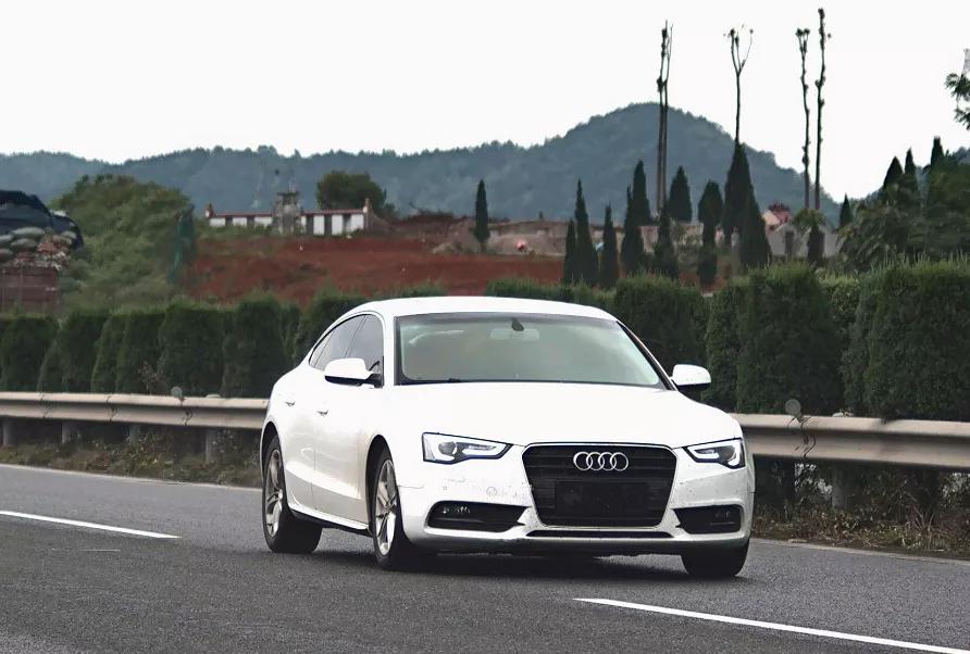 高速上不挂车牌还超速?小心重罚