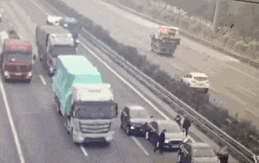 高速上好心帮忙却遇二次事故,1死3伤谁担责