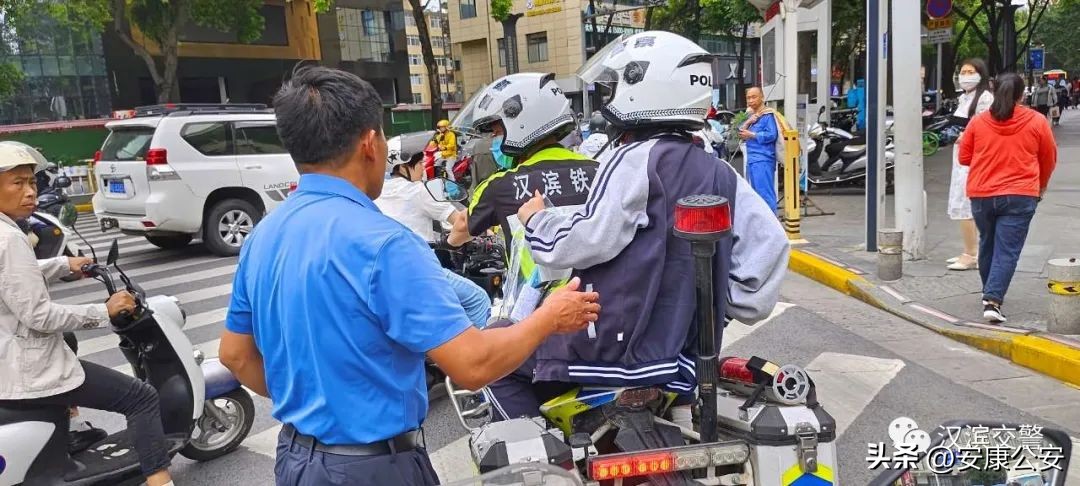 高考首日交通管制,200名交警护航考点