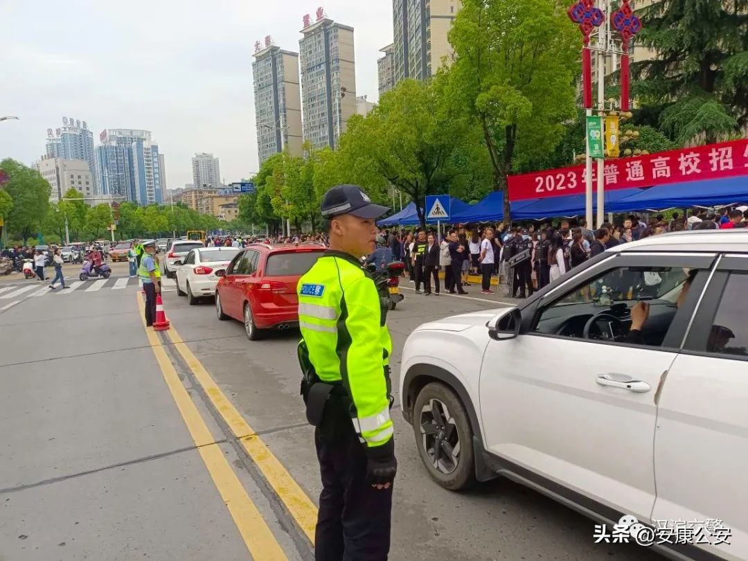 高考首日交通管制,200名交警护航考点