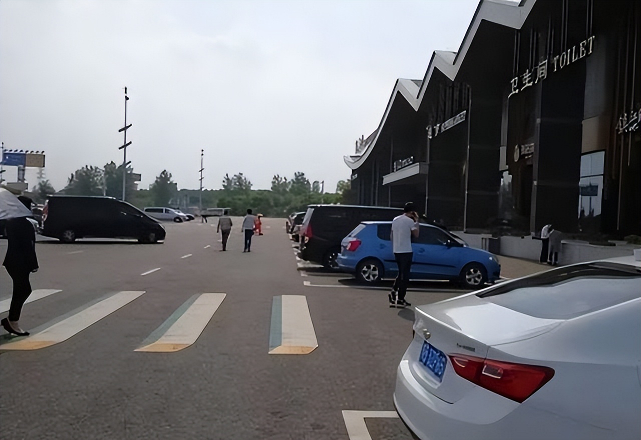 高速服务区大变样,从休息点变消费场所,旅客歇脚好去处