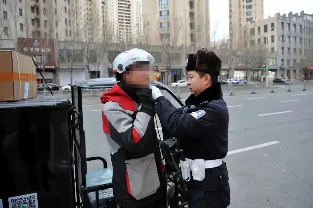 秋冬路面复杂,哈尔滨交警严整电动车违章保出行安全