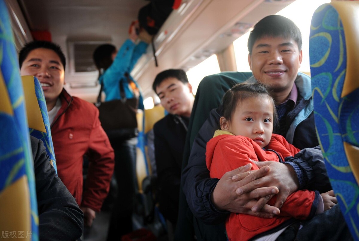 停工令致农民工返乡,今年挣钱更难,秋冬行业停工咋回事?