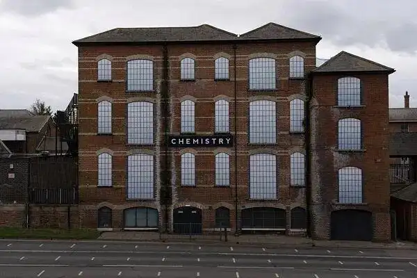 英国夜店脑膜炎疫情致 13 人感染 2 人死亡,我国留学生需注意啥?