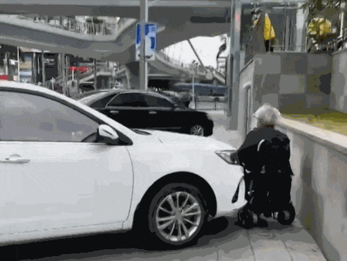 人行道、斑马线、非机动车道,这些违章高发地段千万别乱停车