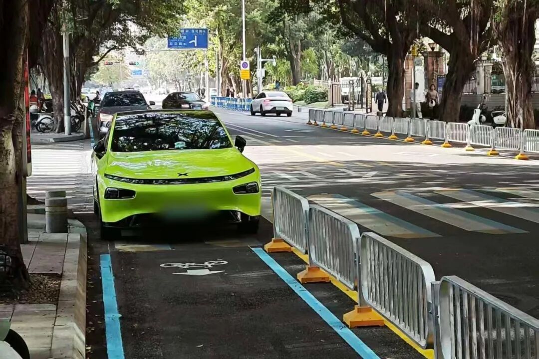 人行道、斑马线、非机动车道,这些违章高发地段千万别乱停车