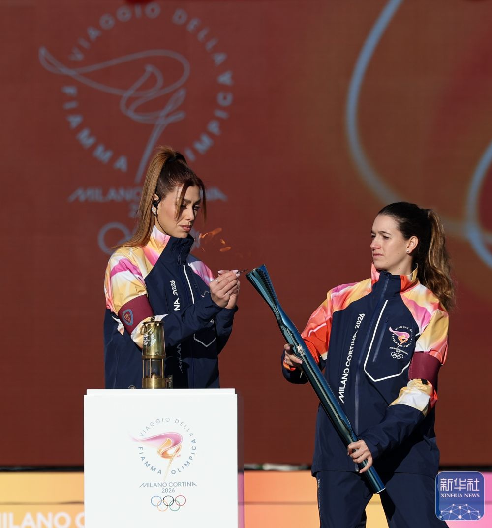 2026年米兰-科尔蒂纳冬奥会火炬在意大利罗马传递精彩亮相
