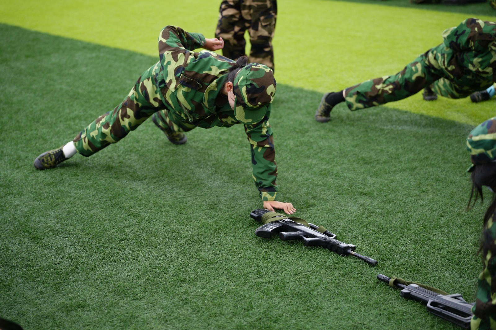 大学军训学包扎和狙击,7000余名新生练技能